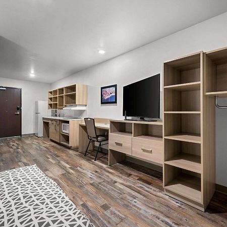 Woodspring Suites Dearborn Detroit エクステリア 写真