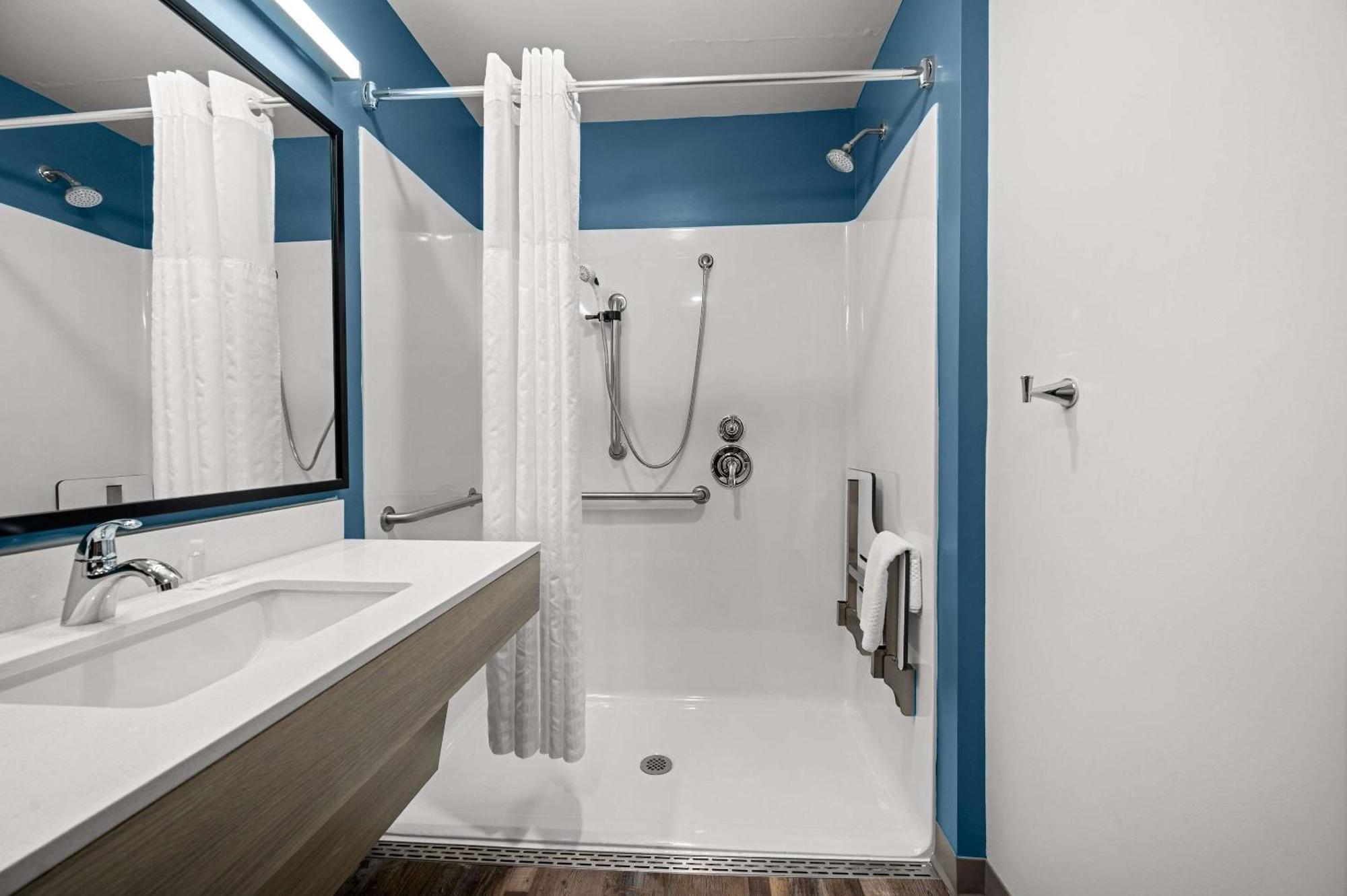 Woodspring Suites Dearborn Detroit エクステリア 写真