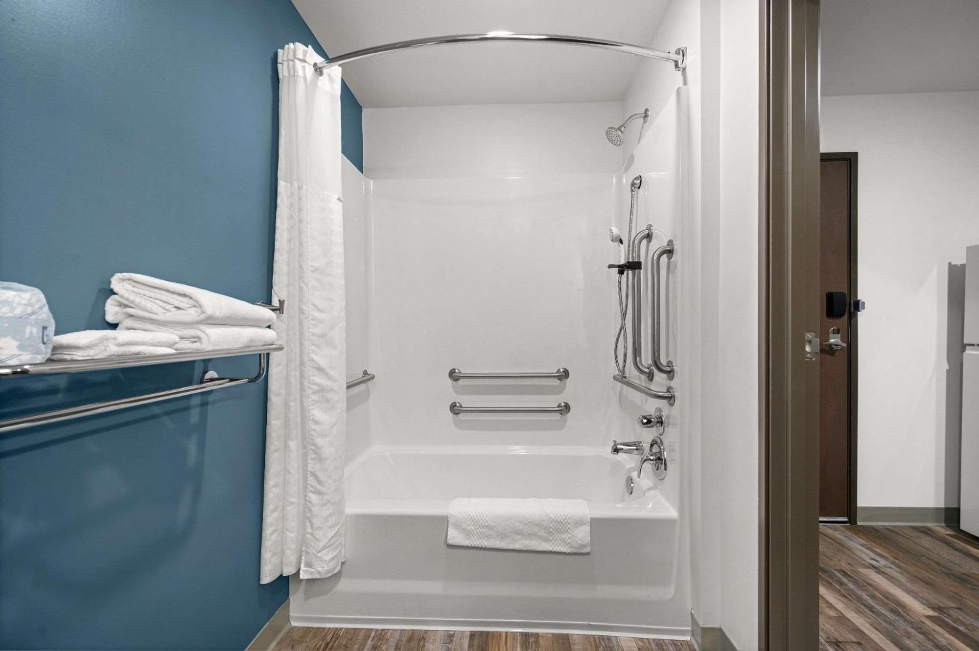 Woodspring Suites Dearborn Detroit エクステリア 写真