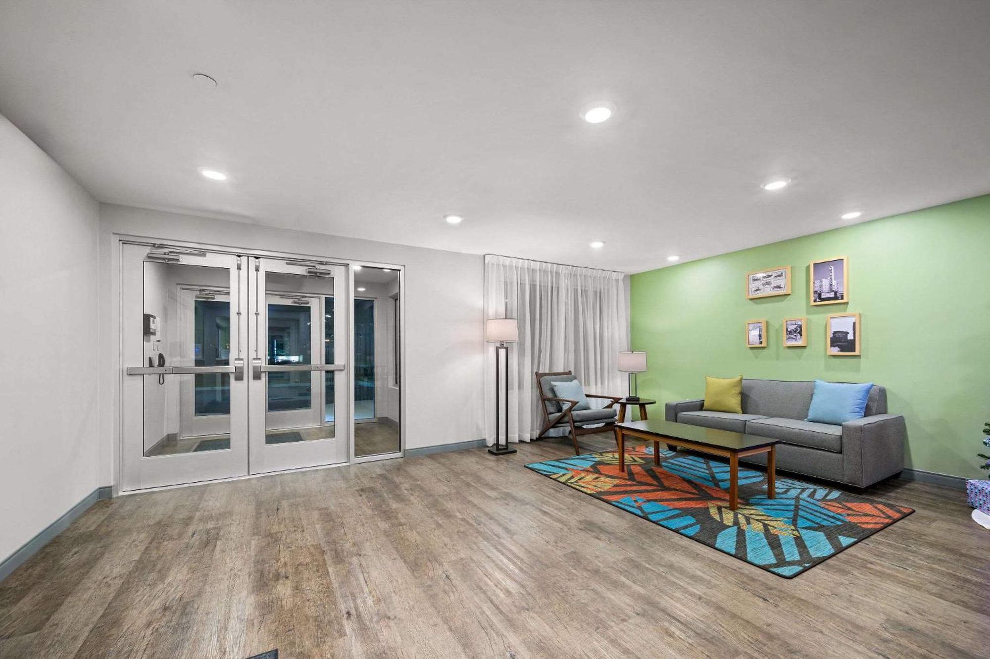 Woodspring Suites Dearborn Detroit エクステリア 写真