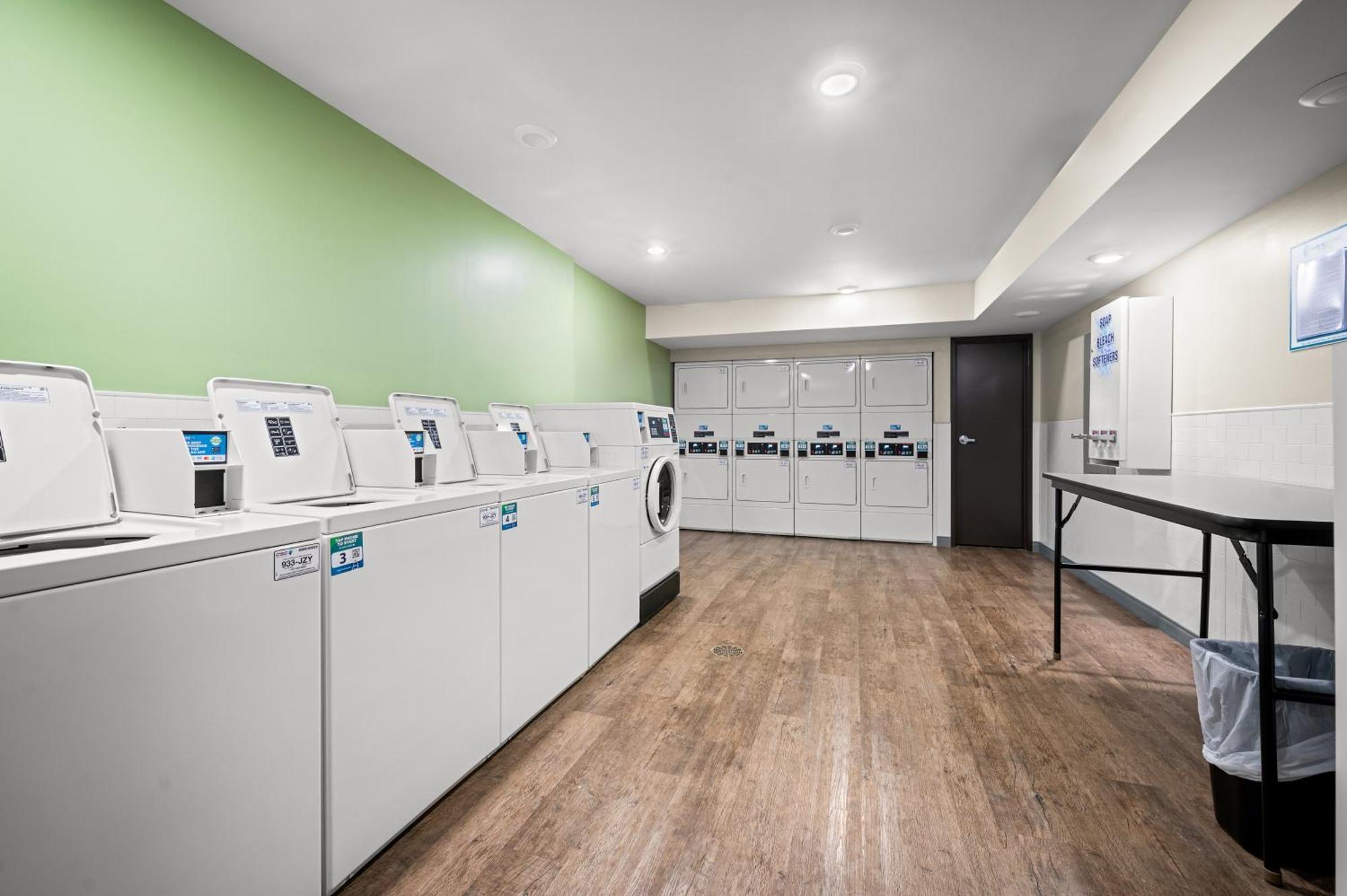 Woodspring Suites Dearborn Detroit エクステリア 写真
